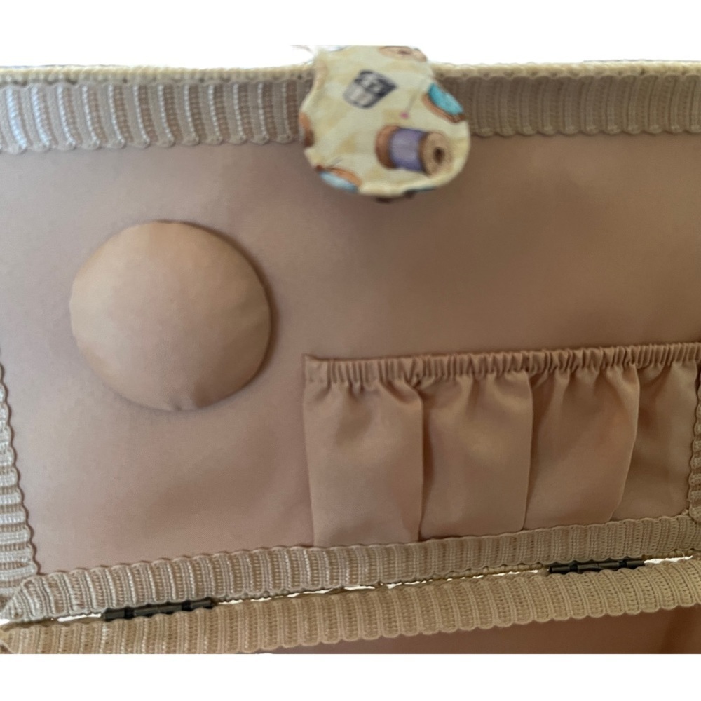 Small Sewing Thread Mending Padded Box - Picture 4 of 6